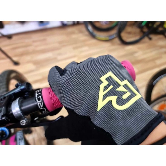 Ръкавици RACE FACE trigger gloves - Gray/Yellow - 202045-Charcoal - на супер цена 55.00лв