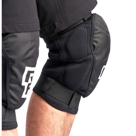 Наколенки Race Face Ambush Knee Stealt - Flex Knee - на супер цена 179.00лв Наколенки Race Face Ambush Knee Stealt - Flex Knee - на супер цена 179.00лв
